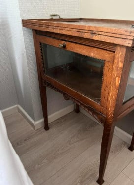 Antiek theekastje