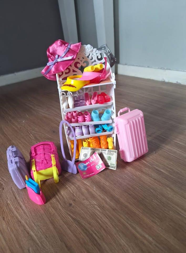 Barbies, huis, kleding, meubels, auto´s, sneeuwscooter en dieren