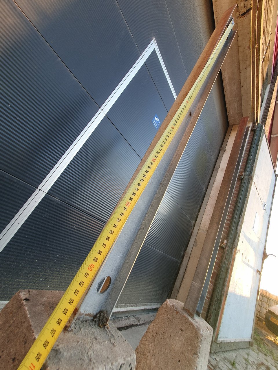 2x Betonpoer met H-profiel voor hek, poort, schutting of volkstuin.