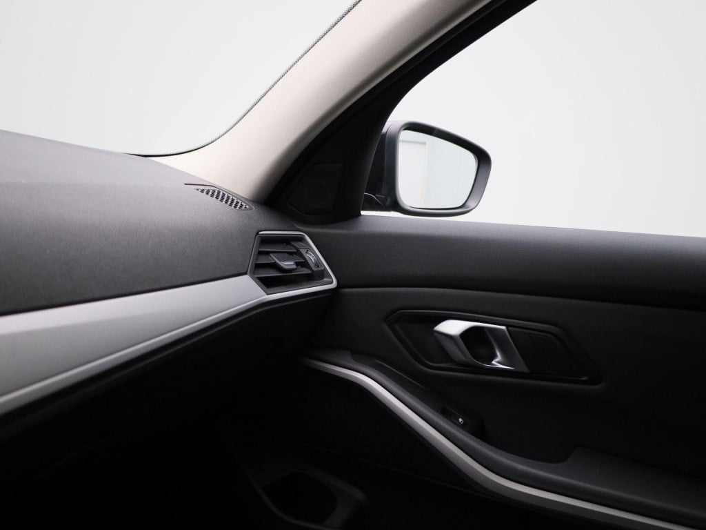 BMW 3-serie 330e high executive | automaat | lmv | navigatie | ledere | par