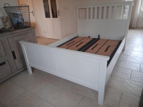 2 Persoons bed 140 x 200 met verstelbare lattenbodems(in goede nette staat)