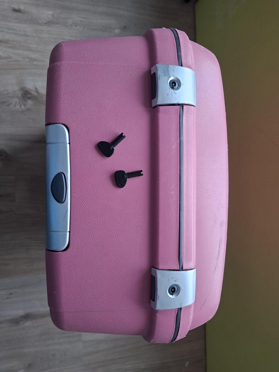 Grote roze koffer, gratis