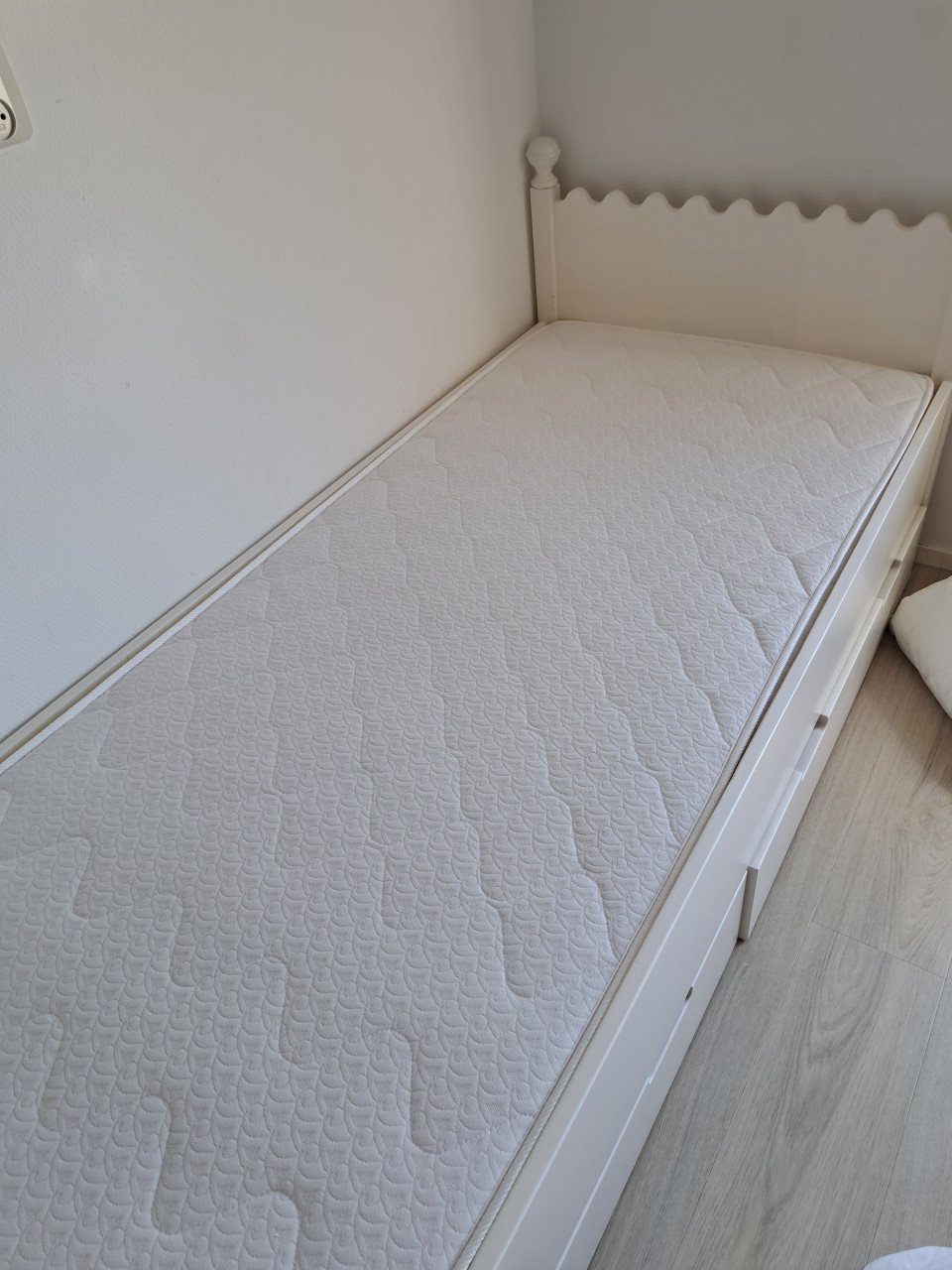 Mooi wit houten kinderbed met opberglades incl lattenbodem en matras!