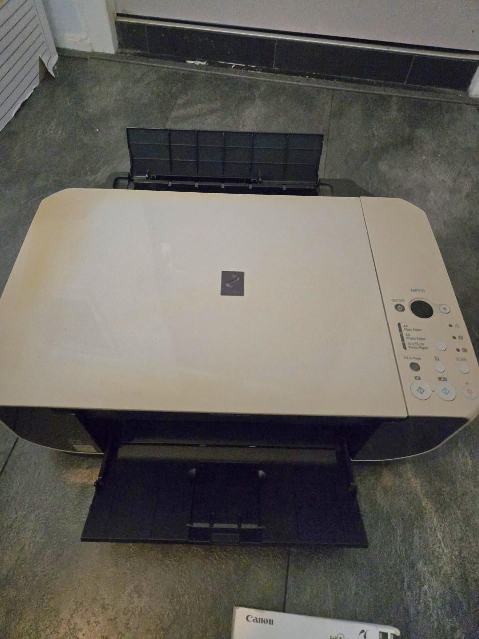 Canon PIXMA MP210 alles-in-één inkjetprinter. Ouder model, maar werkend.
