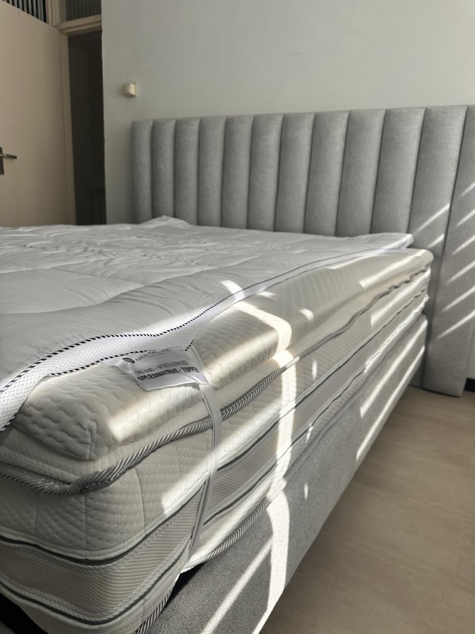 Tweepersoons Boxspring 160x200 is maar 7 Maanden OUd met topper