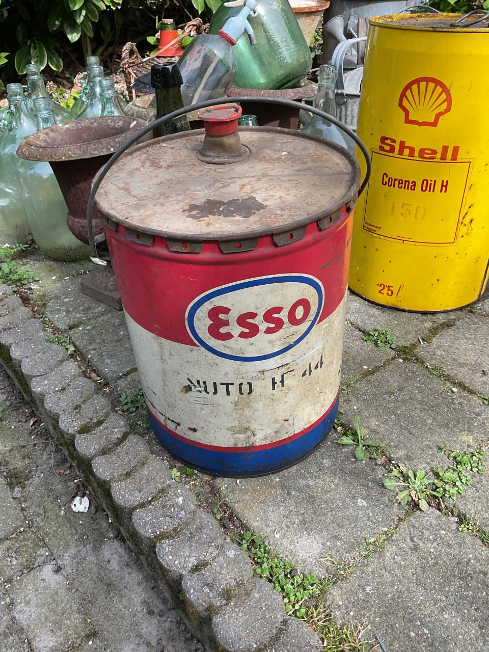 Oude blikken Esso en Shell