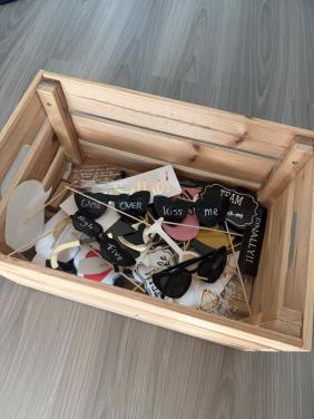 Kratje met leuke photobooth props voor bruiloft