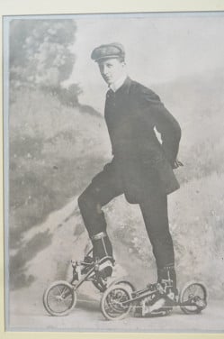 Gekke oude foto van een 'Skater' avant la lettre 1910