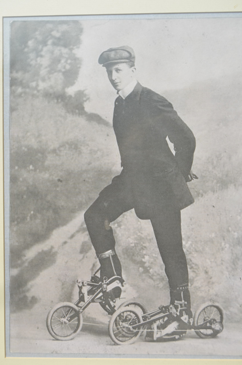 Gekke oude foto van een 'Skater' avant la lettre 1910
