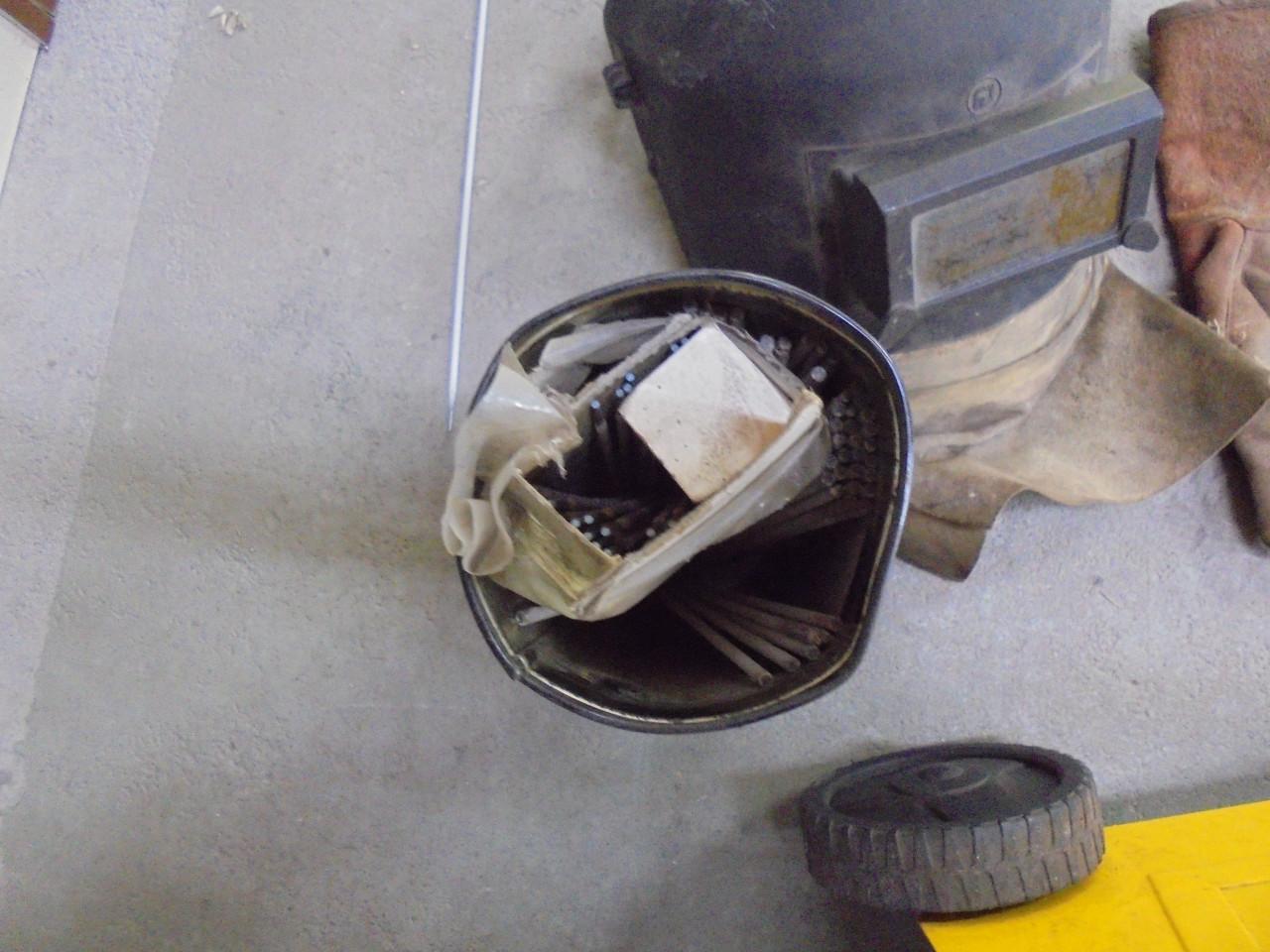 Lastrafo met 3 pakken electrodes, handschoenen en laskap.