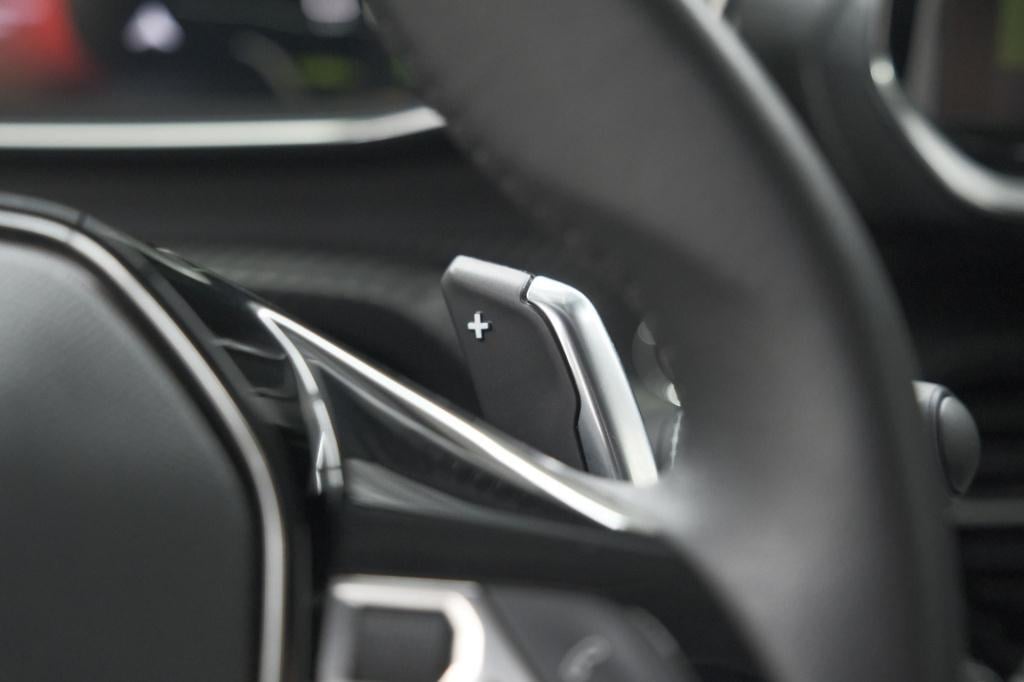 Peugeot 208 puretech 100 eat8 allure pack | keyless | camera | navigatie | 