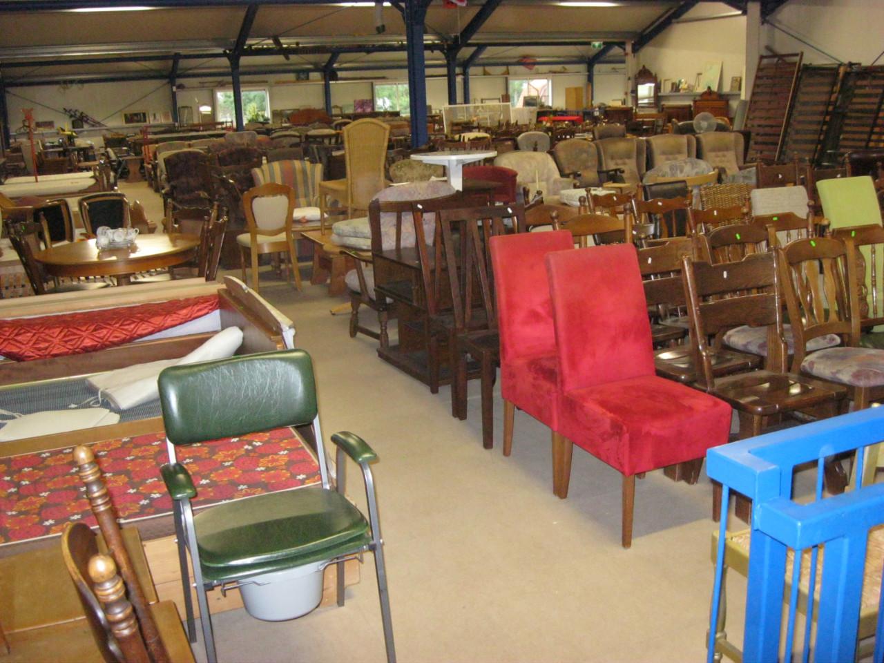 Grote loods met 1440 M² verkoopoppervlakte op in zichtlocatie in Ijzendijke