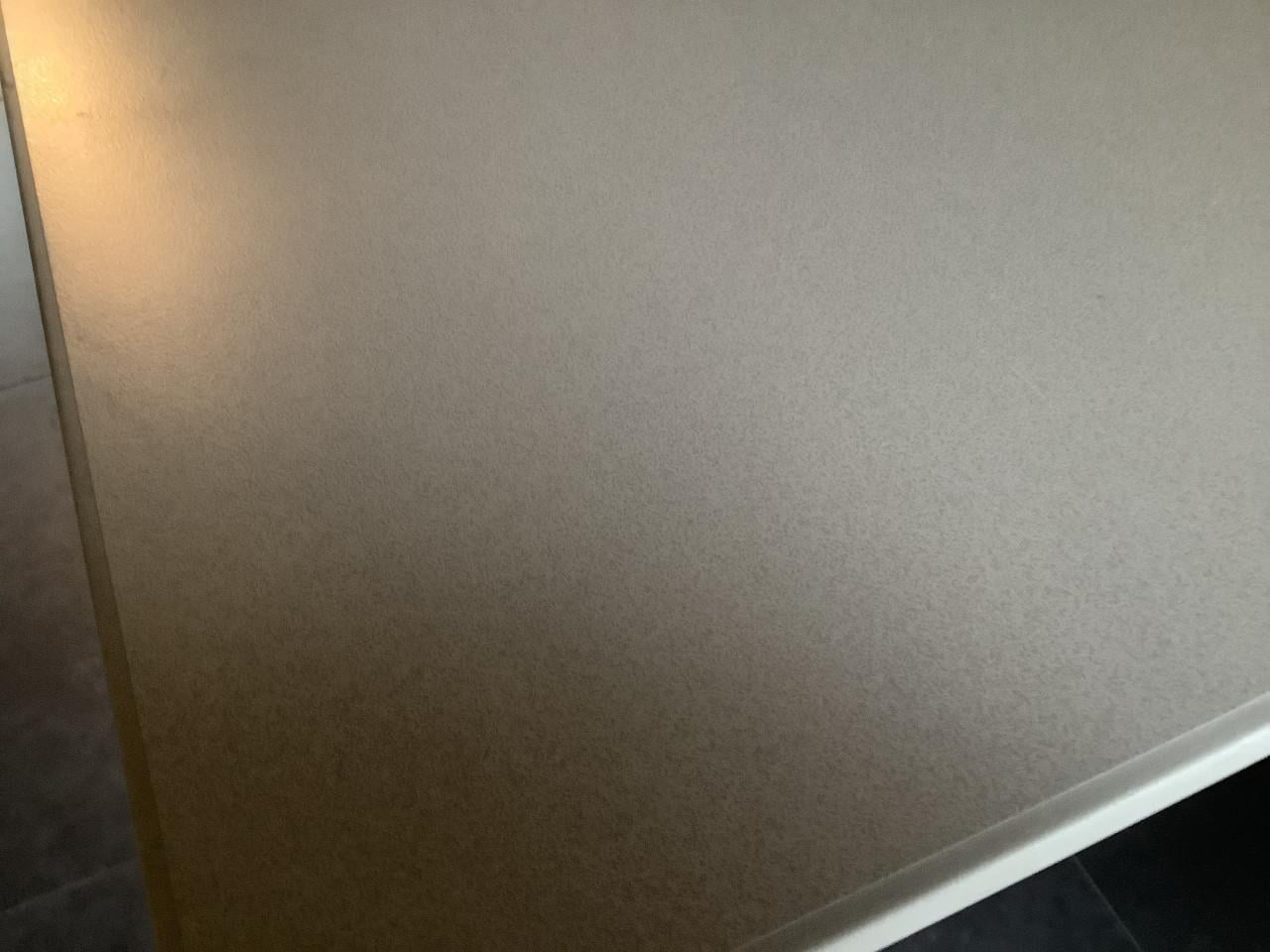 Stevige bureau tafel van het merk Ahrend. 180x80cm in de hoek oplopend