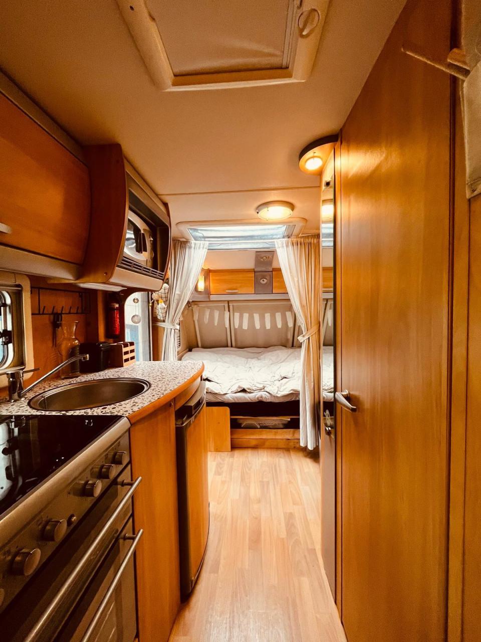 Zeer complete Sterling Eccles Jade caravan uit 2007 met mover en voortent