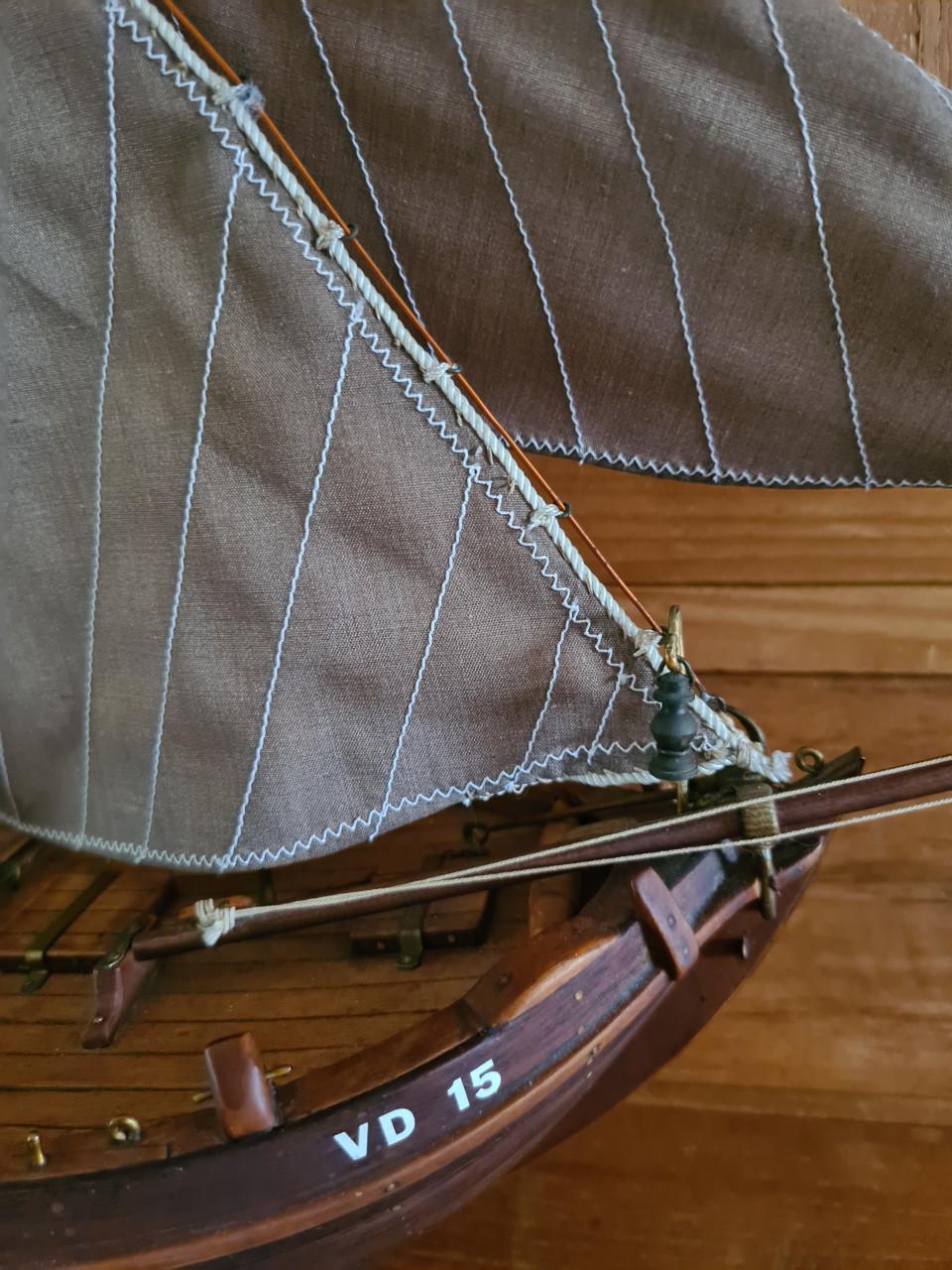 Dit is een gedetailleerd houten model van een Nederlandse Zuiderzee Botter.