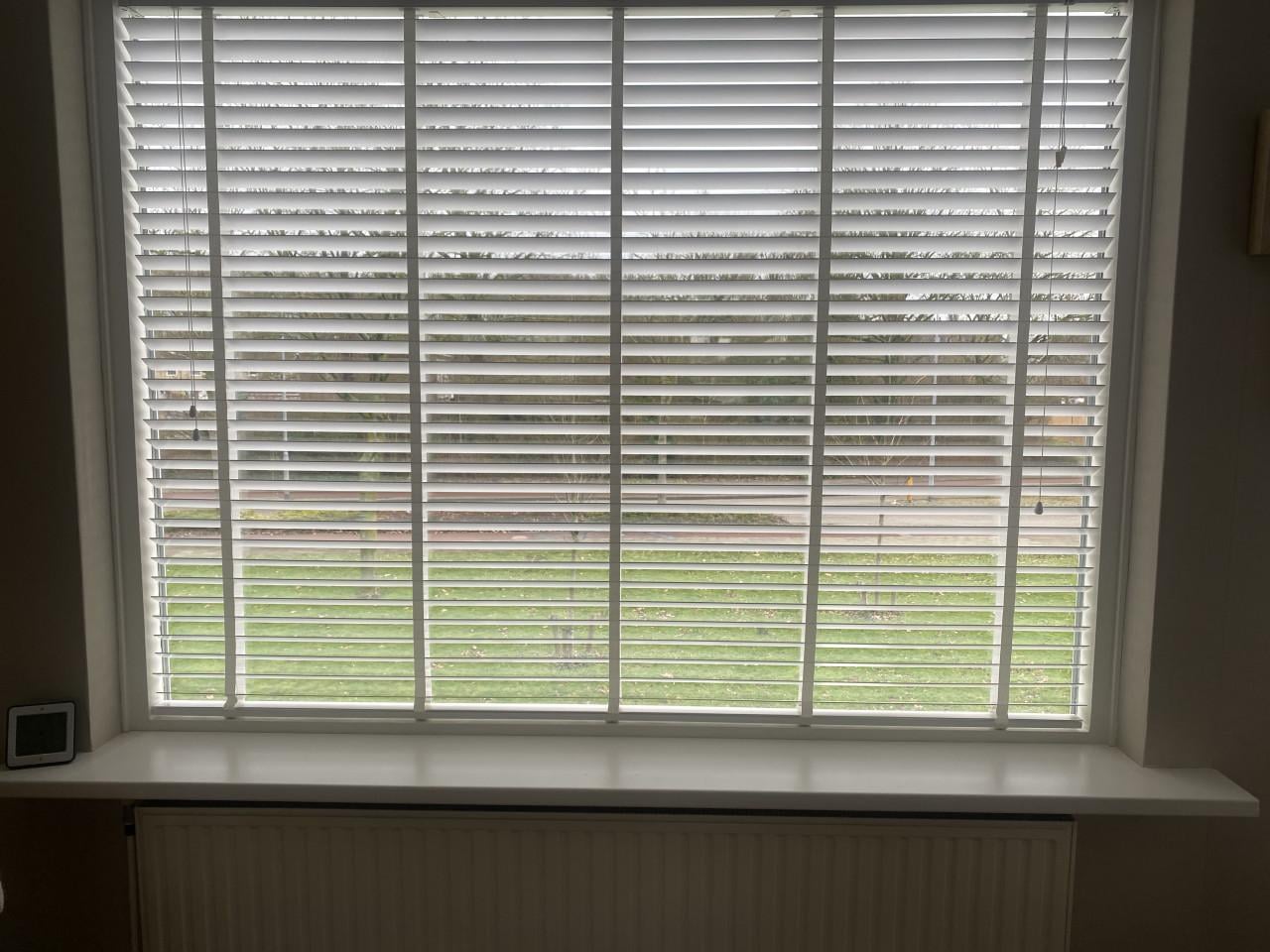 Witte houten jaloezieën