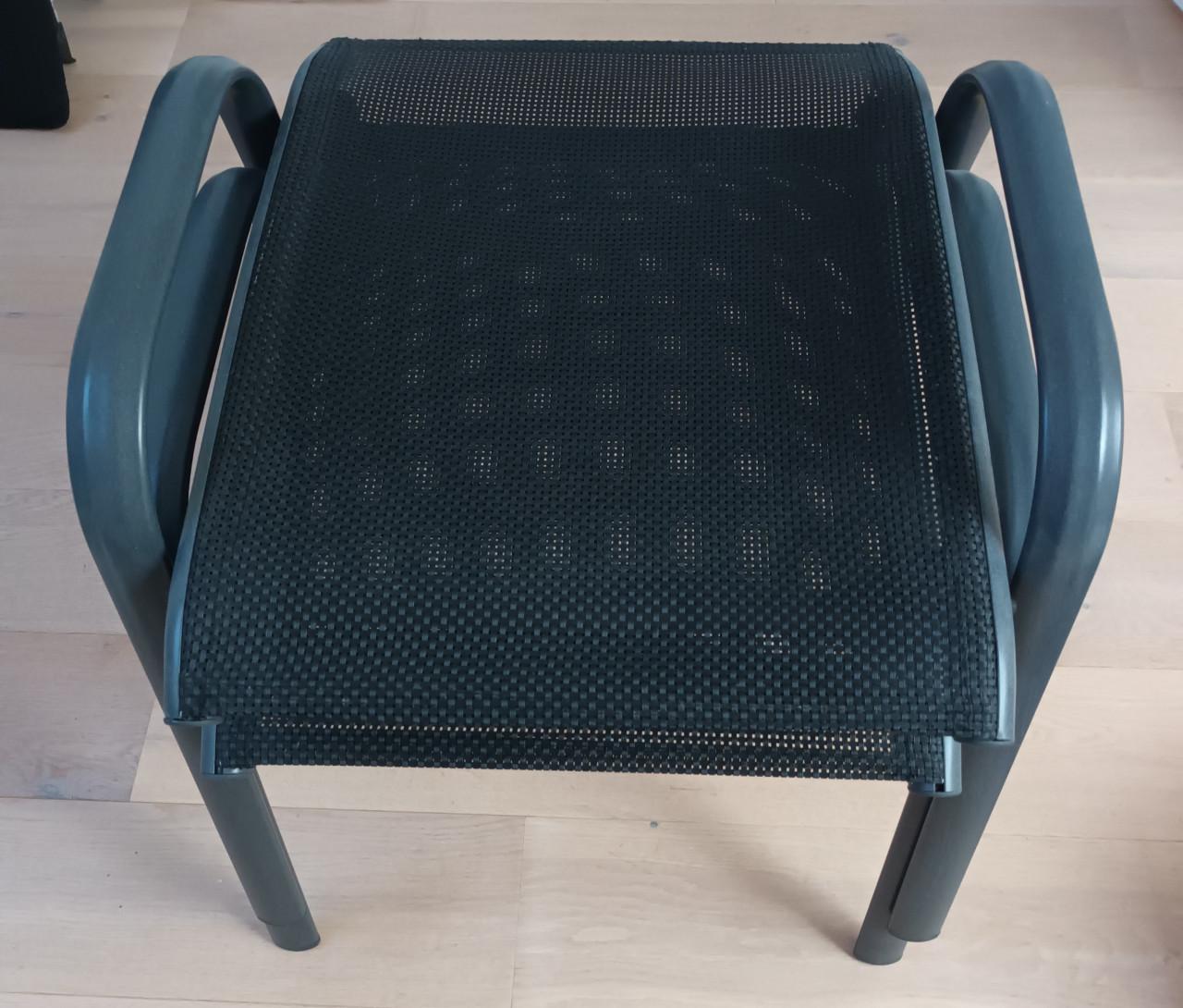 2 voetenbankjes zgan voor relaxen in de tuin