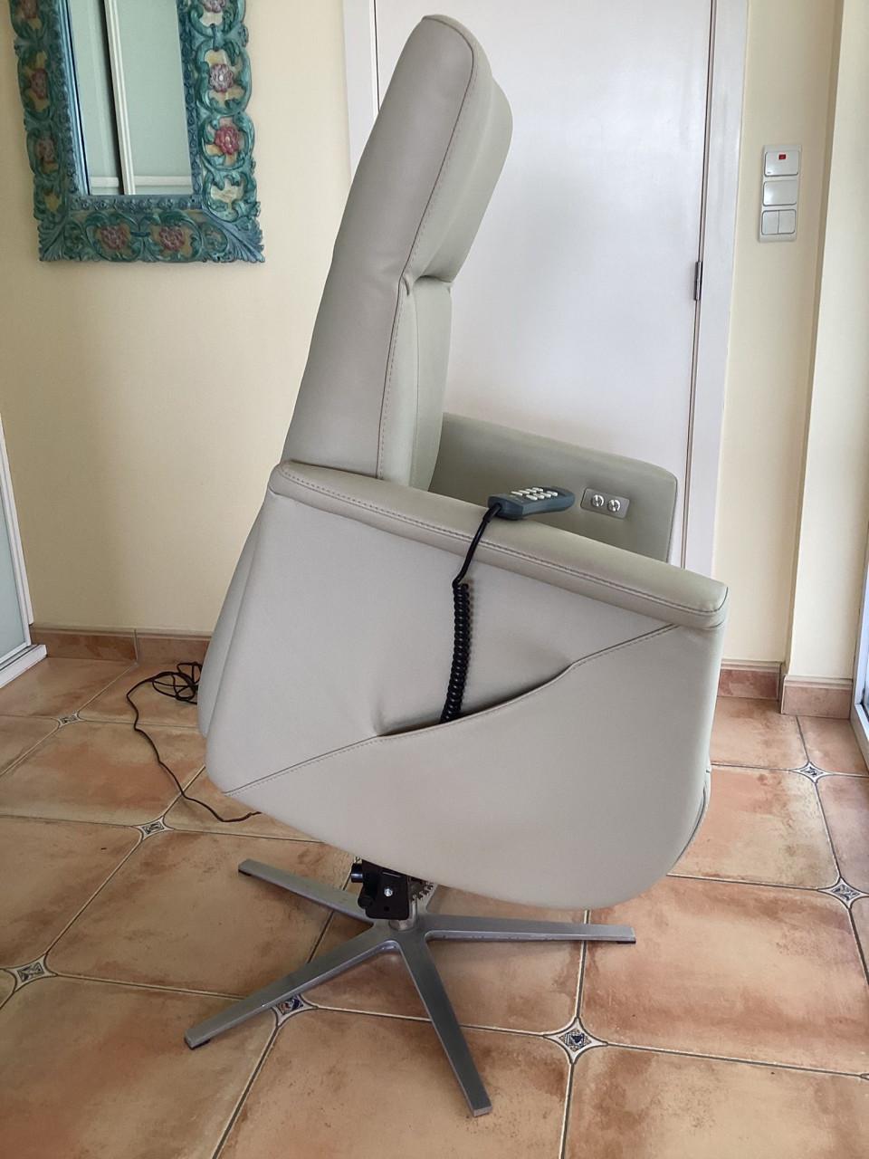 Prominent fauteuil sta op stoel ZGAN