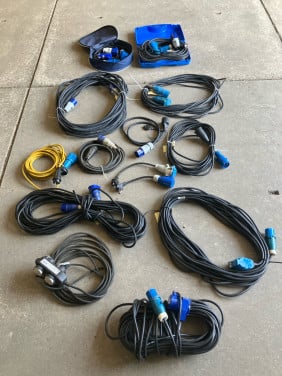 Diverse elektriciteits kabels.