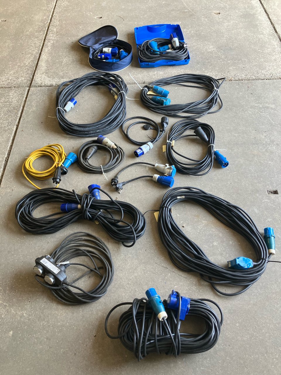 Diverse elektriciteits kabels.