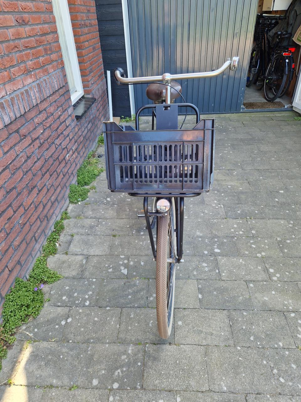 Damesfiets zwart met krat Cortina