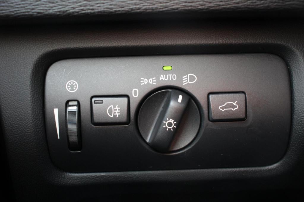 Volvo V40 2.0 t2 r-design - leder/alcantara - harman kardon - led - navi - 