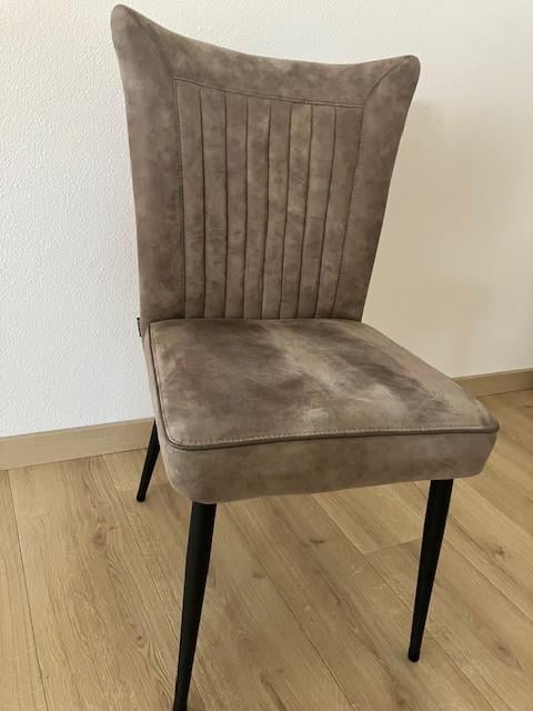 Kast, tafel met vier stoelen