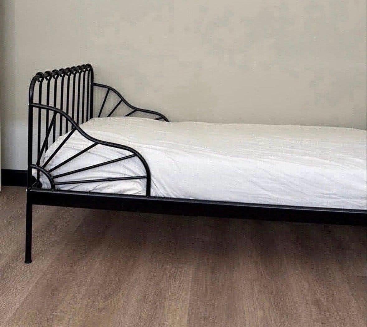 Ikea zwart minnen meegroeibed