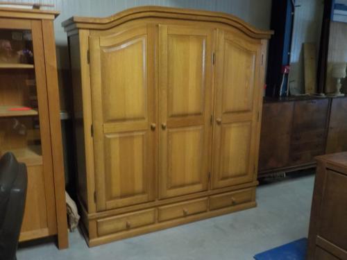 Mooie kwaliteit massief blank eiken kleerkast met 3 laden  vrijwel nieuw