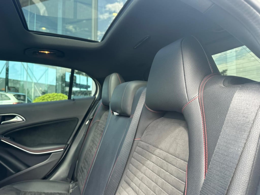 Mercedes-Benz Gla-klasse 250 premium plus l amg-line l panoramadak l led l 