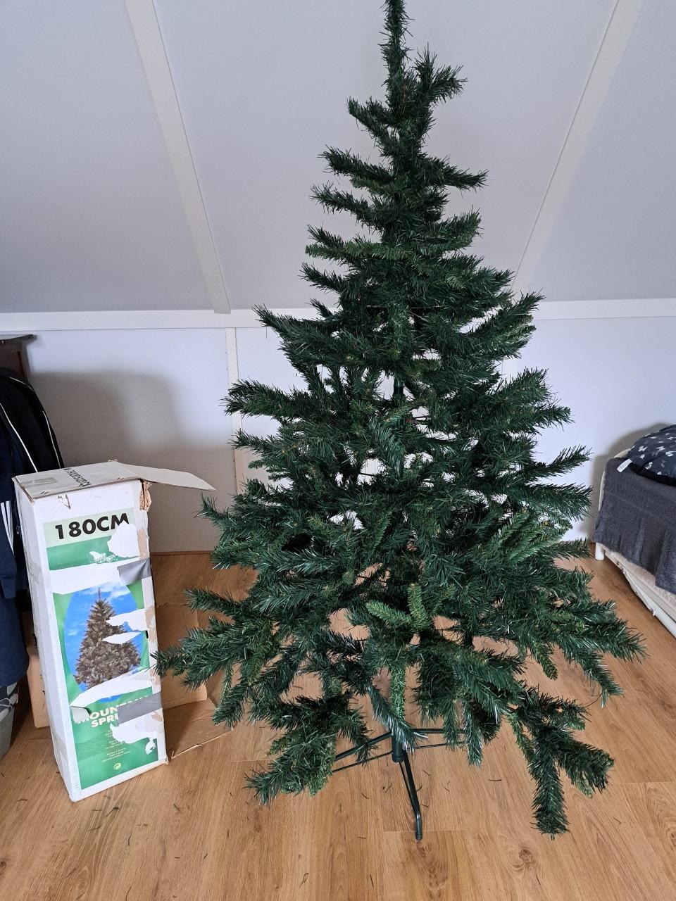 Kunstkerstboom 180 cm hoog.
