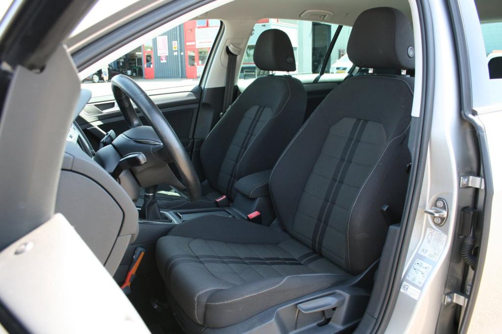 Volkswagen Golf 1.0 tsi business edition connected / navi / camera / led