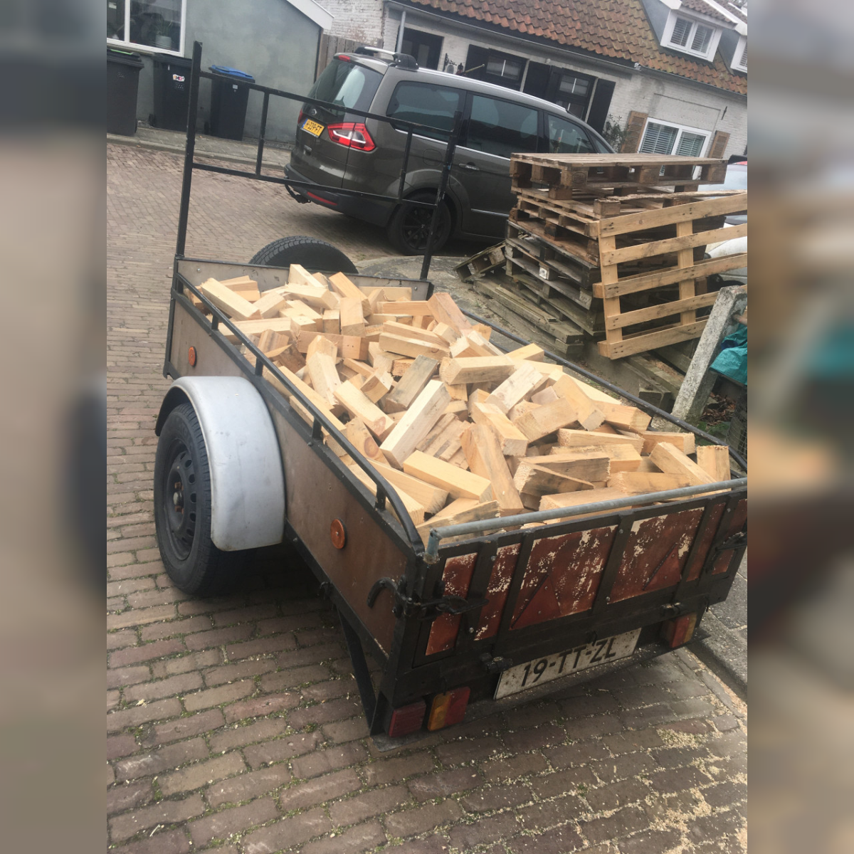 Haardhout mix voornamelijk balkhout 1 losgestorte kuub mix beuk berk en vur