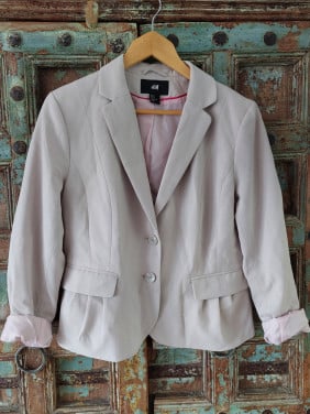 Nieuwe zandkleurige damesblazer H&M mt 42