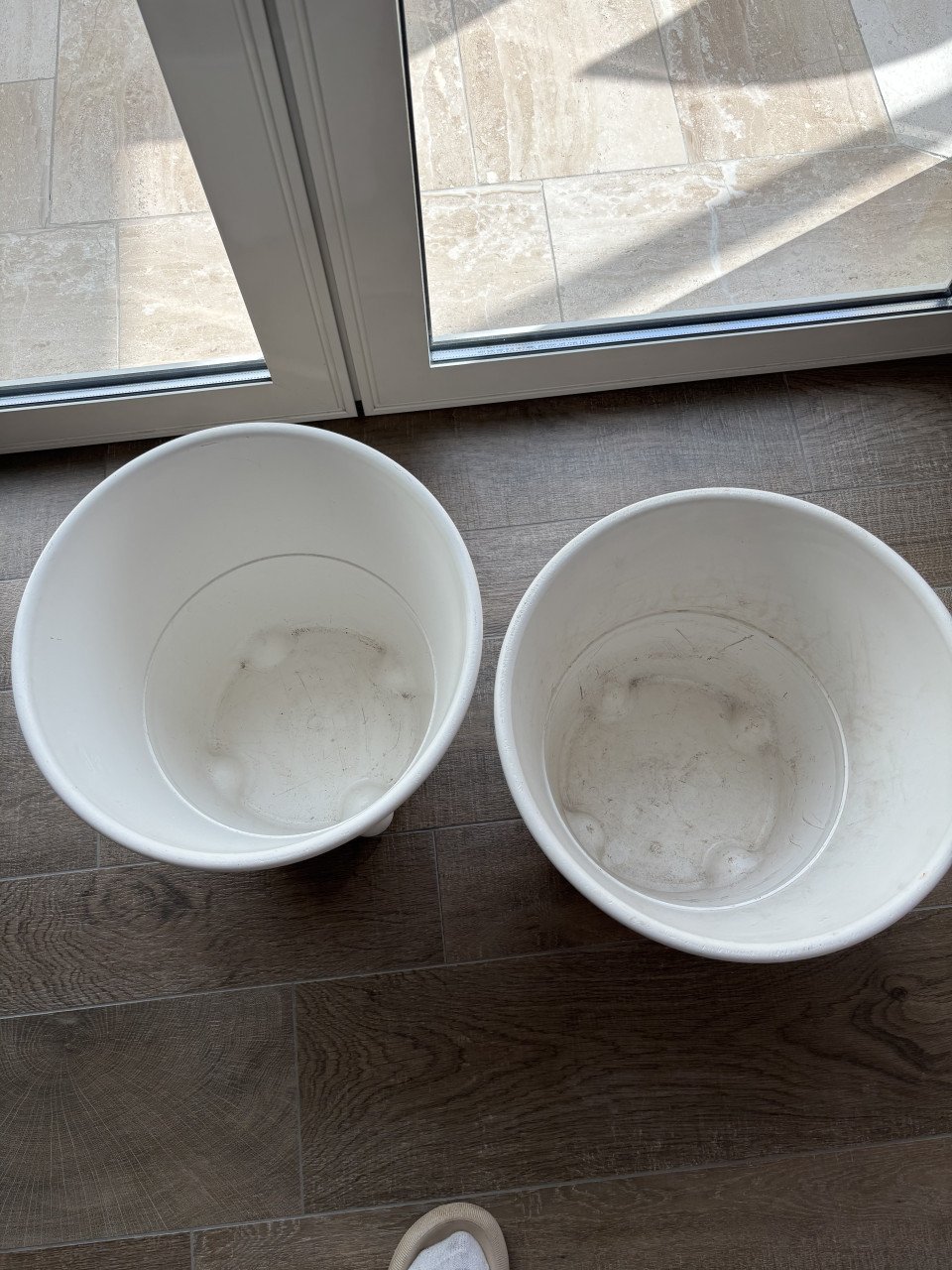 2 x grote bloempotten (voor binnen)