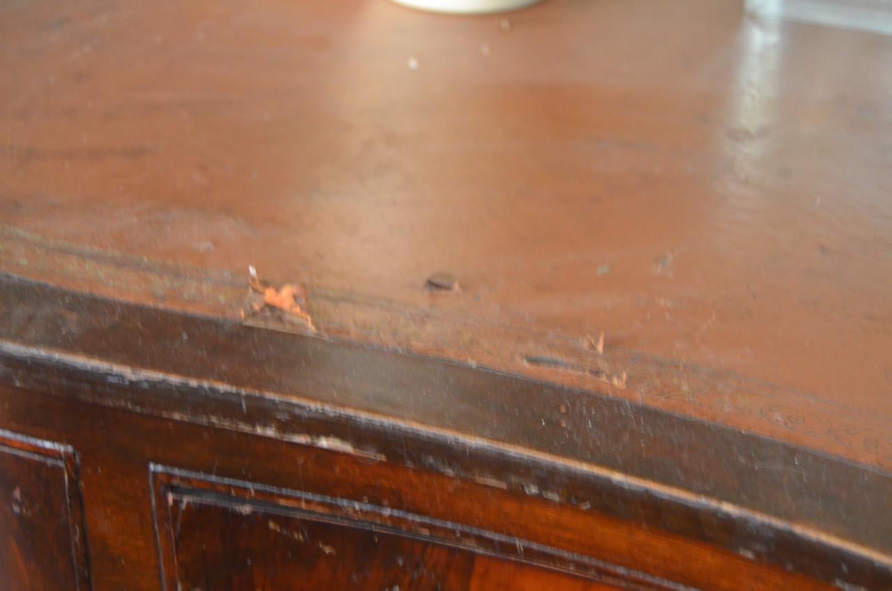 Antiek bureautje waar wat werk aan zit, niks ernstigs t.e.a.b.