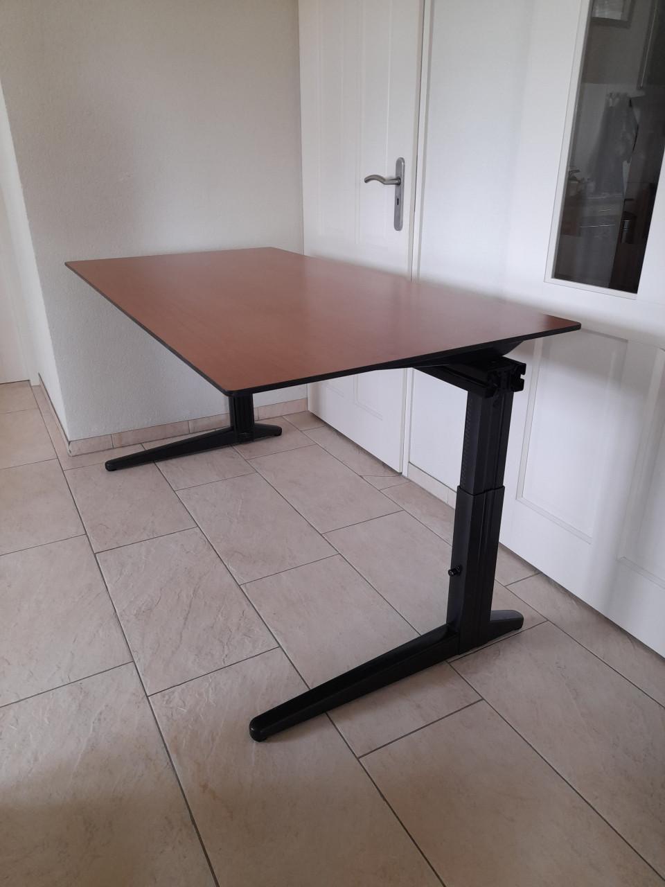 Professioneel Bureau 80 x 160 (in hoogte verstelbaar)in goede nette staat!