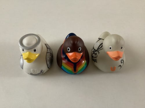 3 badeendjes.   Merk: BUD.