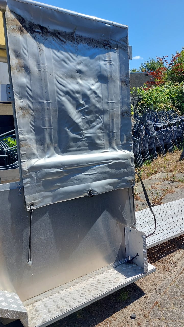 Aanhanger smalle uitvoering voor vervoer van drie metalen korfcontainers