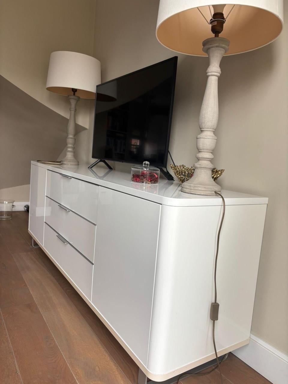 Dressior of TV kast wit gelakt