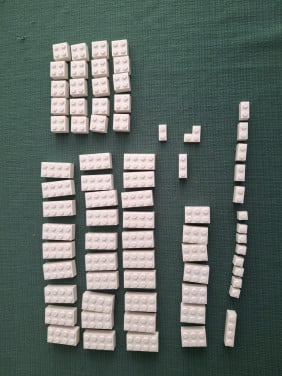 Zakje gesorteerde witte legoblokjes