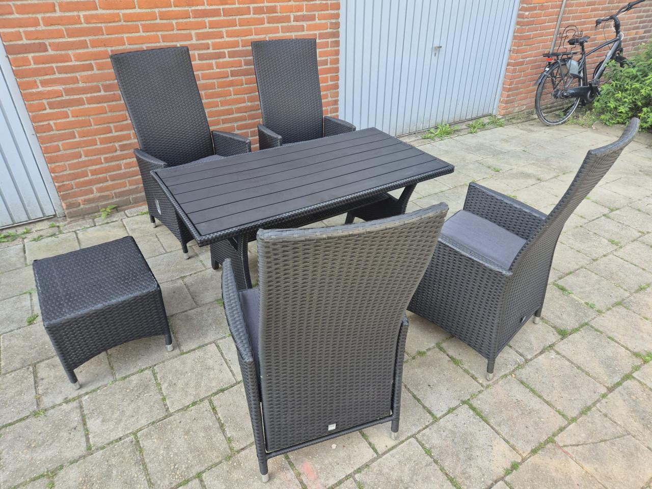 Tuinset, 4 verstelbare stoelen met tafel en poef (Bezorging mogelijk)