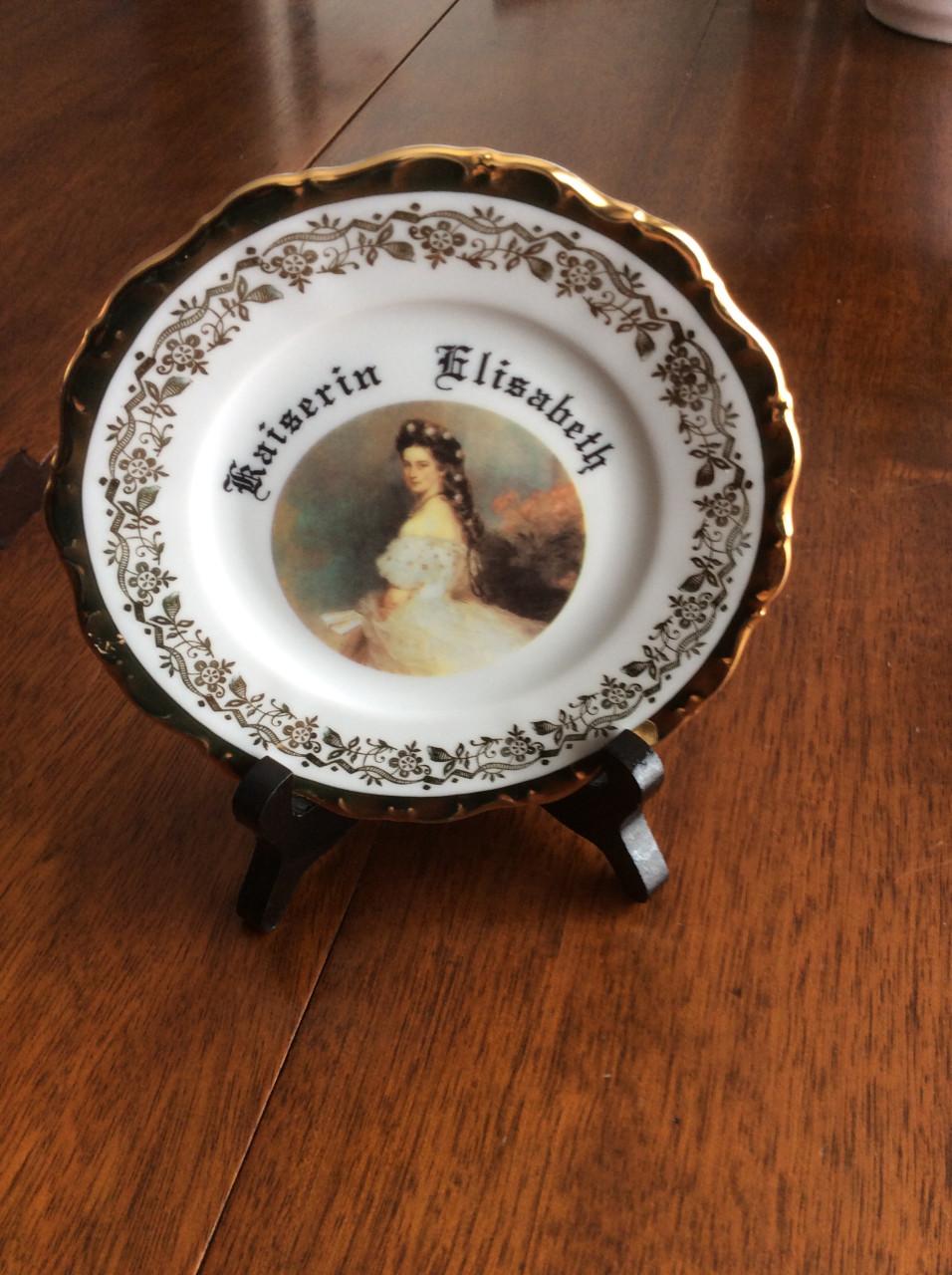 Een mooi gaaf schoteltje met afbeelding van Sisi. Kaiserin Elisabeth. 14,5