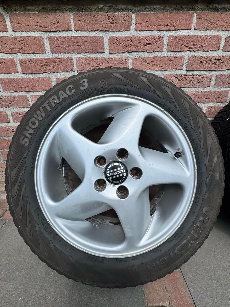 Volvo 16 inch winterbanden met velgen 4 stuks