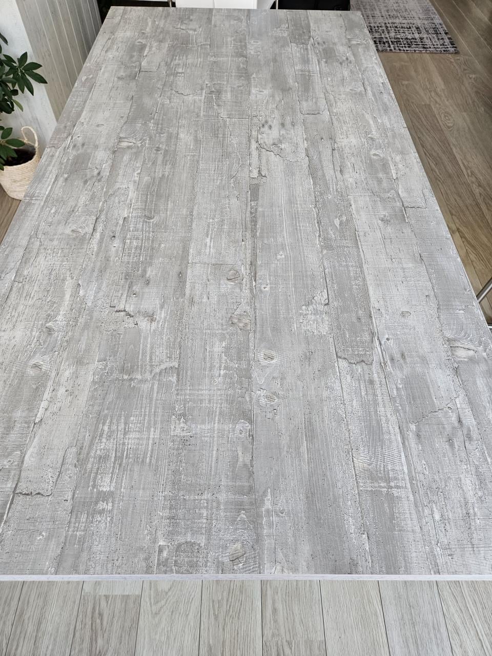 Goed onderhouden eettafel.