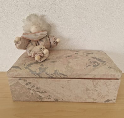 Handgemaakte gevoerde doos met clowntje, 26x14x9 cm