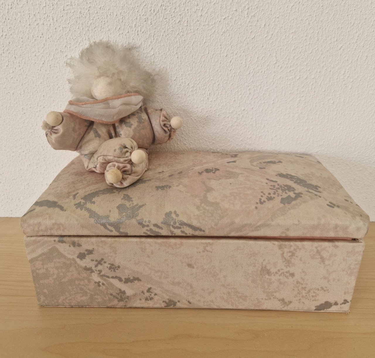 Handgemaakte gevoerde doos met clowntje, 26x14x9 cm