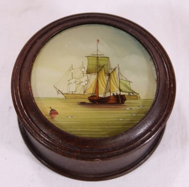 Antiek doosje met hand beschilderd glas