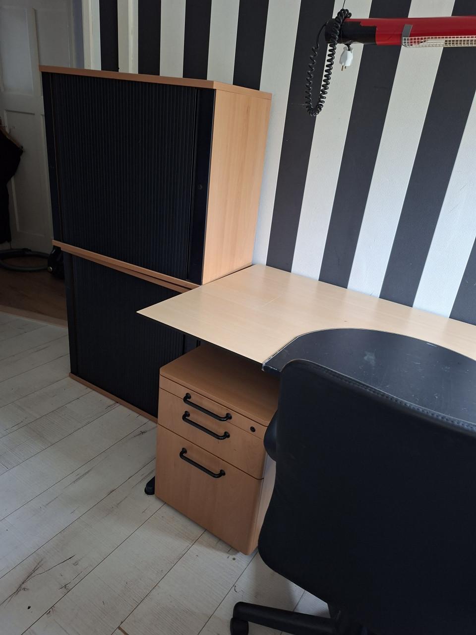 Complete kantoor/thuis werkplek (bureau, kasten en ladenblok en stoel)
