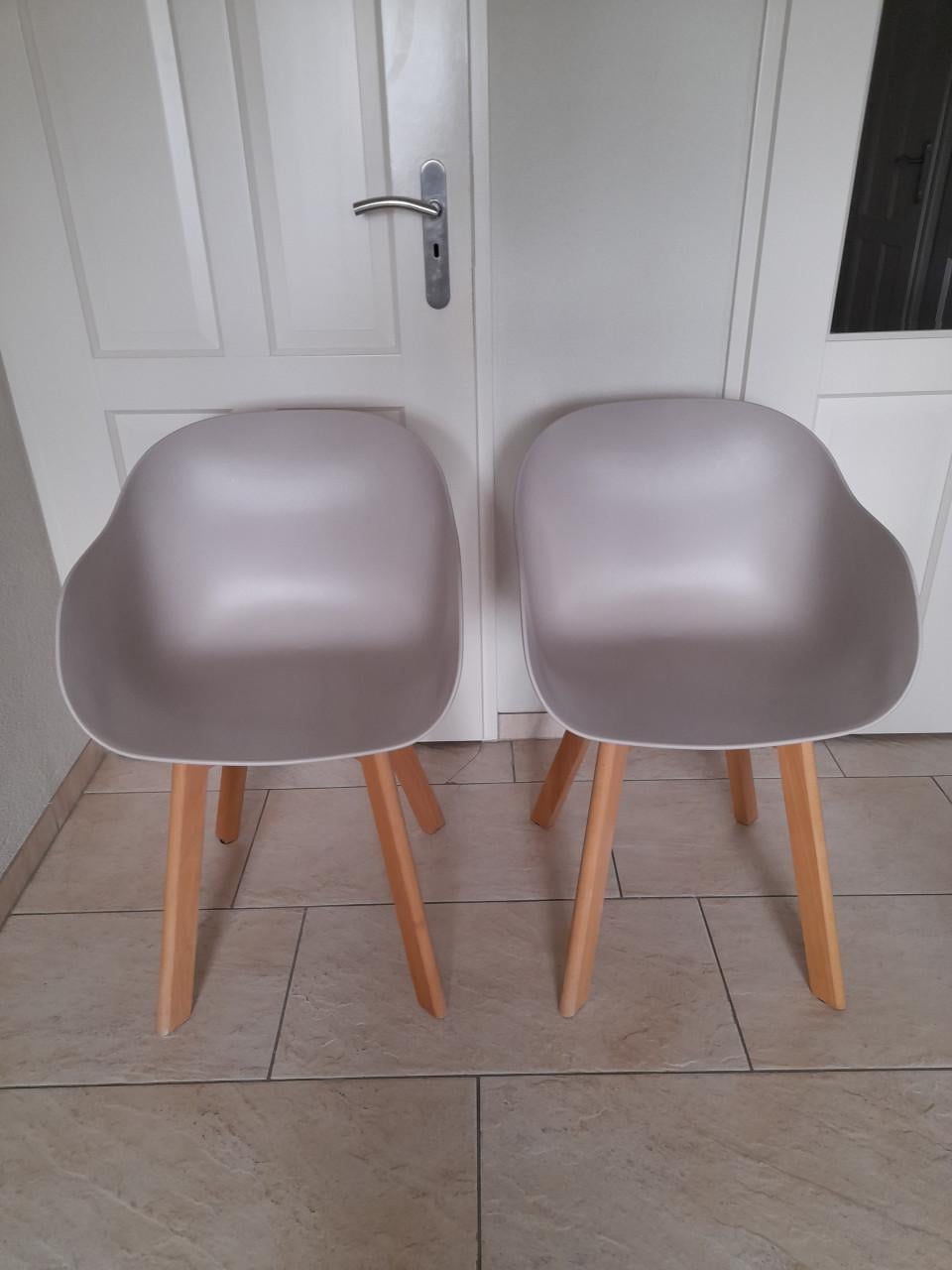 2 Leuke stoelen (in goede nette staat )  Kleur; grijs/beige